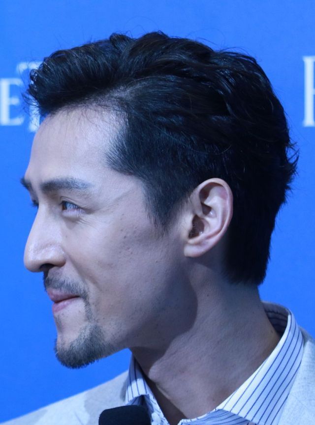 胡歌久违营业复古造型苏爆少女心举止优雅小胡须man味十足