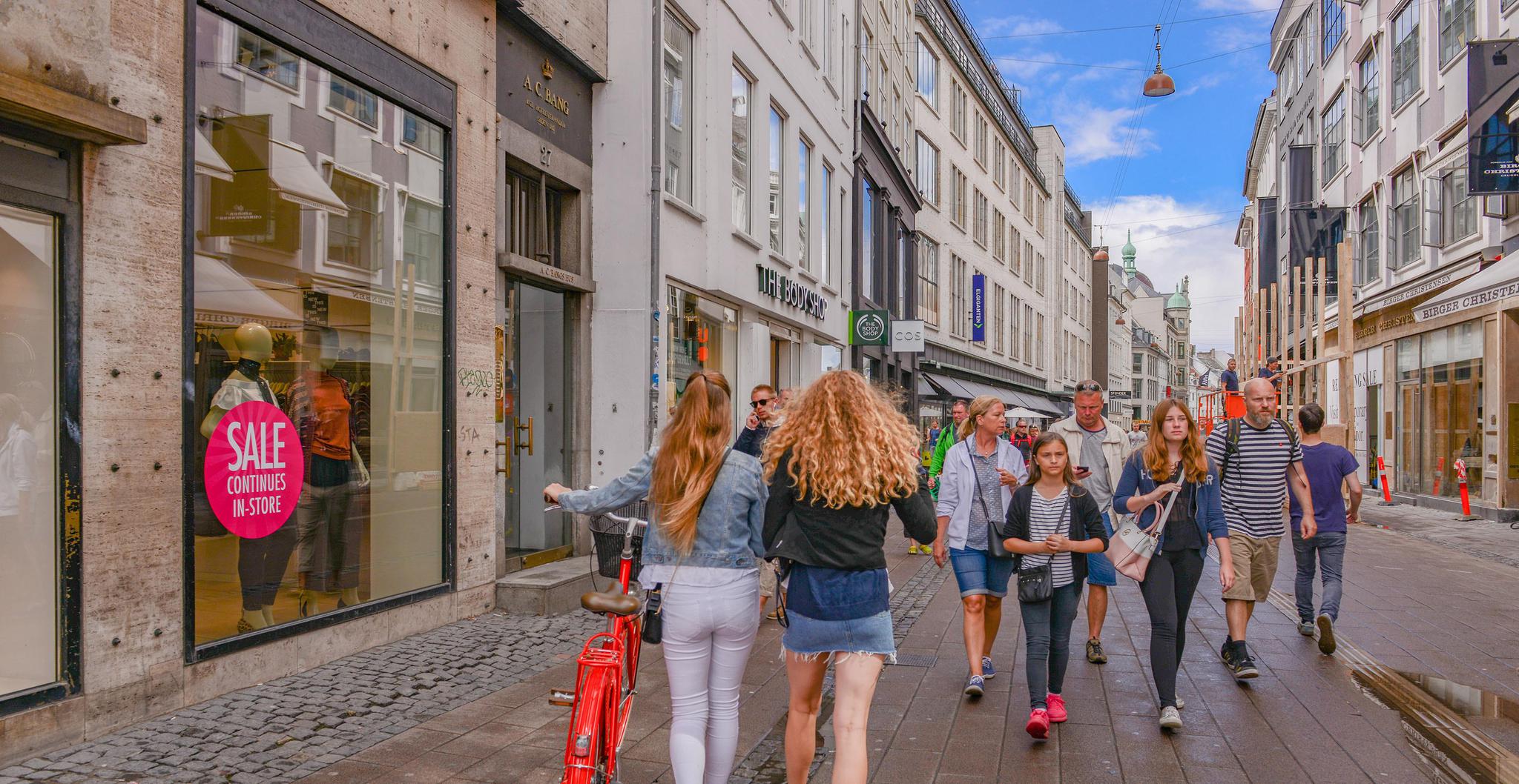 世界最长步行街,许多店面都贴着中文告示,吸引中国游客妙招多