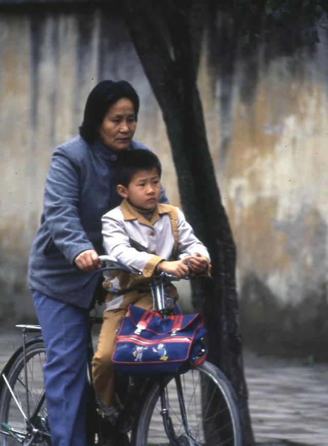 1988年的广州,罕见街拍老照片,坐在自行车前面才是爸妈的疼爱