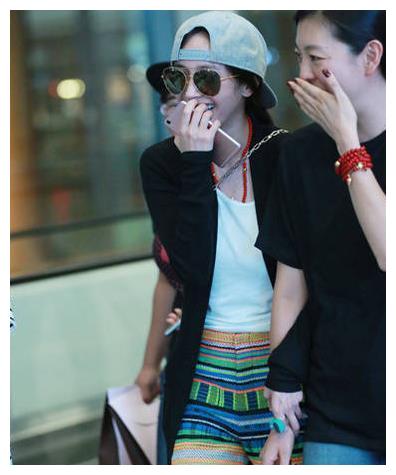 杨幂与助理现身机场开怀大笑网友这是遇到什么美事了