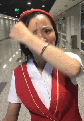 抖音"最丑空姐"火了,网友质疑这货也能当空姐?化完妆都闭嘴了