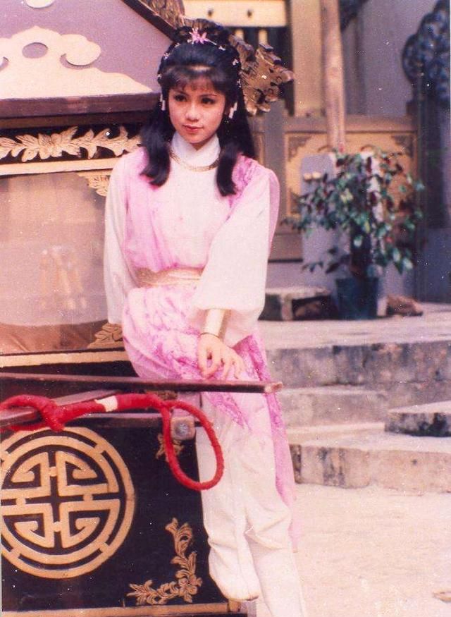 蓉儿翁美玲穿同套衣服穿内增高鞋拍的剧照,找出来不容易,收好了