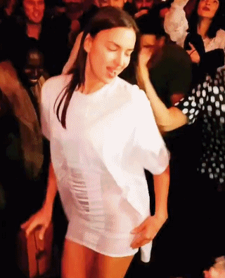 单身伊莲娜跳起雷鬼舞步,一堆男人为她助威