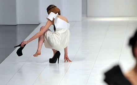 模特走秀都不穿内衣衣服突然滑落怎么办看完观众坐不住了