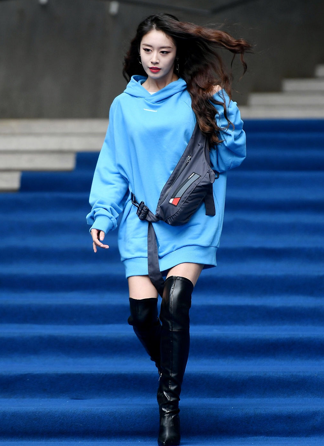 朴智妍颜值真绝了锻炼范围款卫衣都能穿出高级范搭双长靴又飒