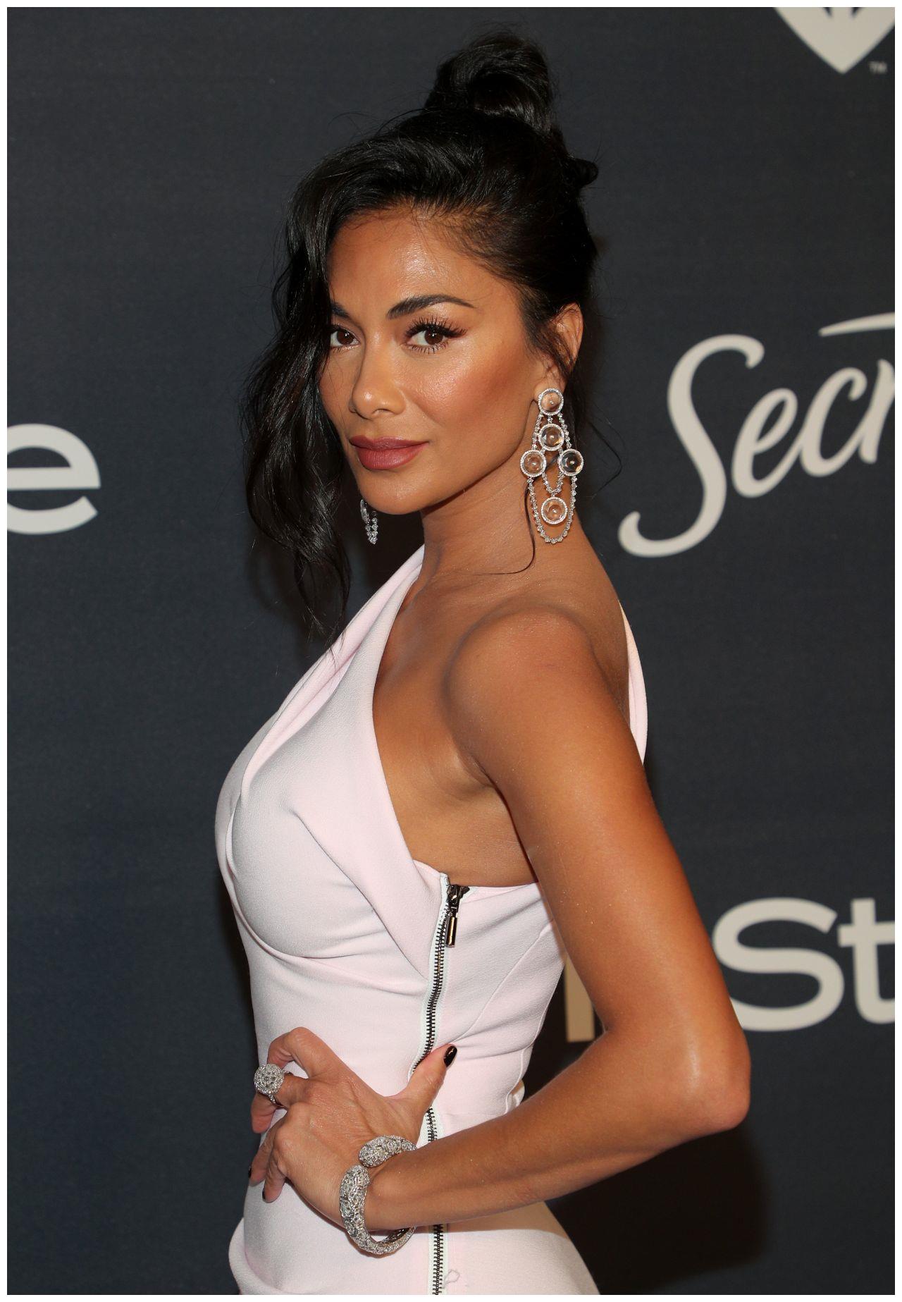 歌手妮可·舒可辛格亮相金球奖活动,身穿白色斜肩长裙优雅迷人