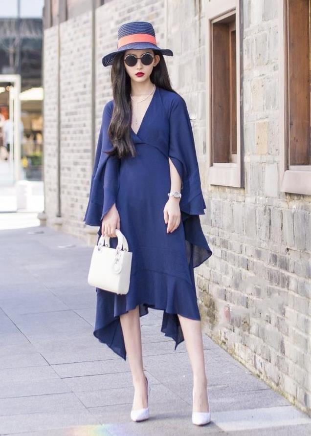 街拍亭亭玉立的美女一件蓝色的连衣裙显得优雅又有女人味