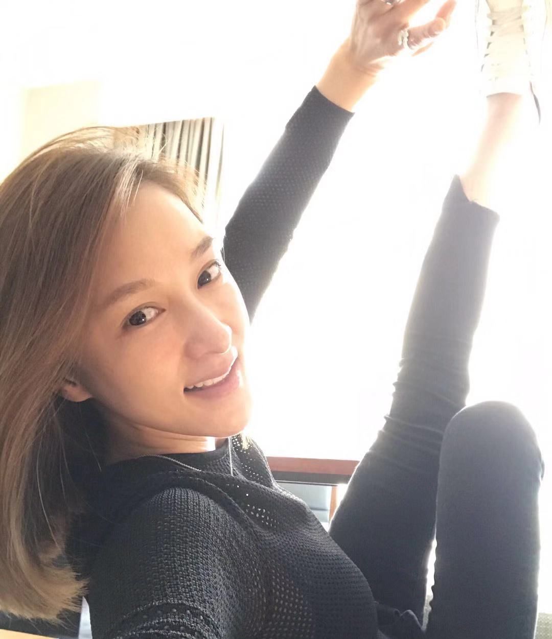 她的名字叫做乐珈彤,2000年出演民国情感剧《情深深雨濛濛》,扮演了