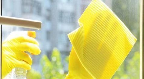 擦玻璃不用爬窗,有个小妙招,让玻璃干干净净