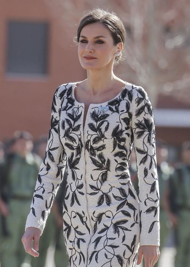 西班牙王后莱蒂齐亚印花裙装优雅端庄,美腿纤细皮肤白皙举止大气