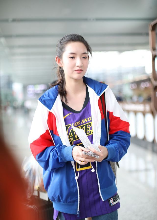 遇见你真好!王玉雯穿"校服"似校花,扎马尾少女感满满