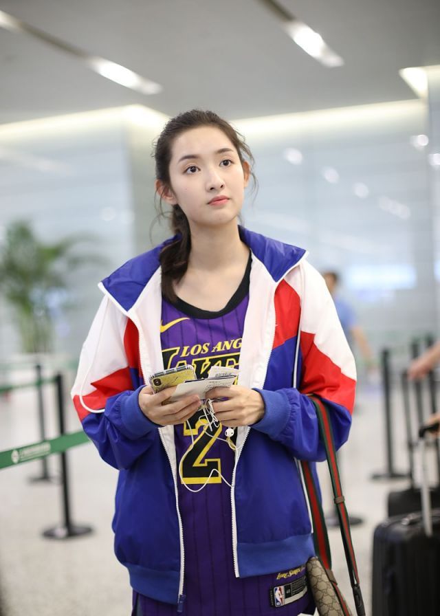 遇见你真好!王玉雯穿"校服"似校花,扎马尾少女感满满