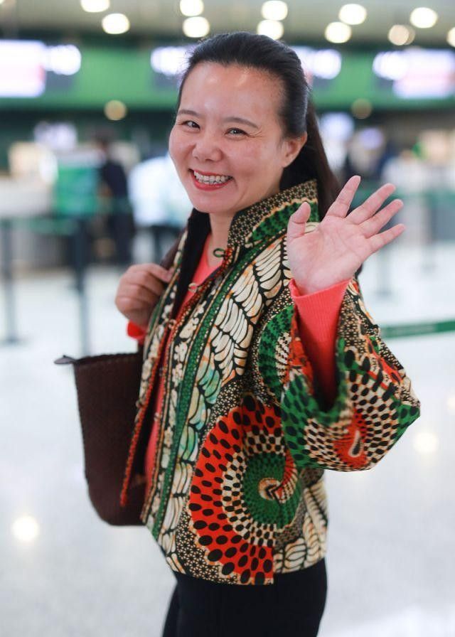 45岁龚琳娜素颜亮相,装扮得体似邻家阿姨,气质迷人毫无星架!_高清图集