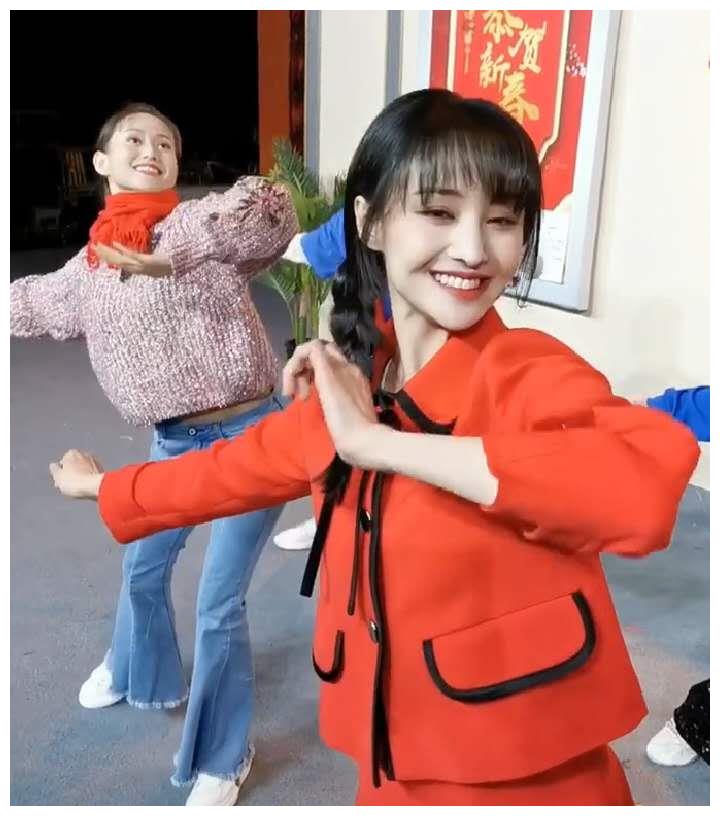 郑爽元宵节热舞中国红造型寓意美好却被鼻子抢镜