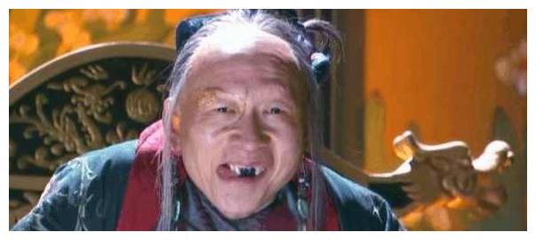 裘千尺全身都瘫痪了,只有嘴巴能动,我当时就把全身的力气集中到嘴部