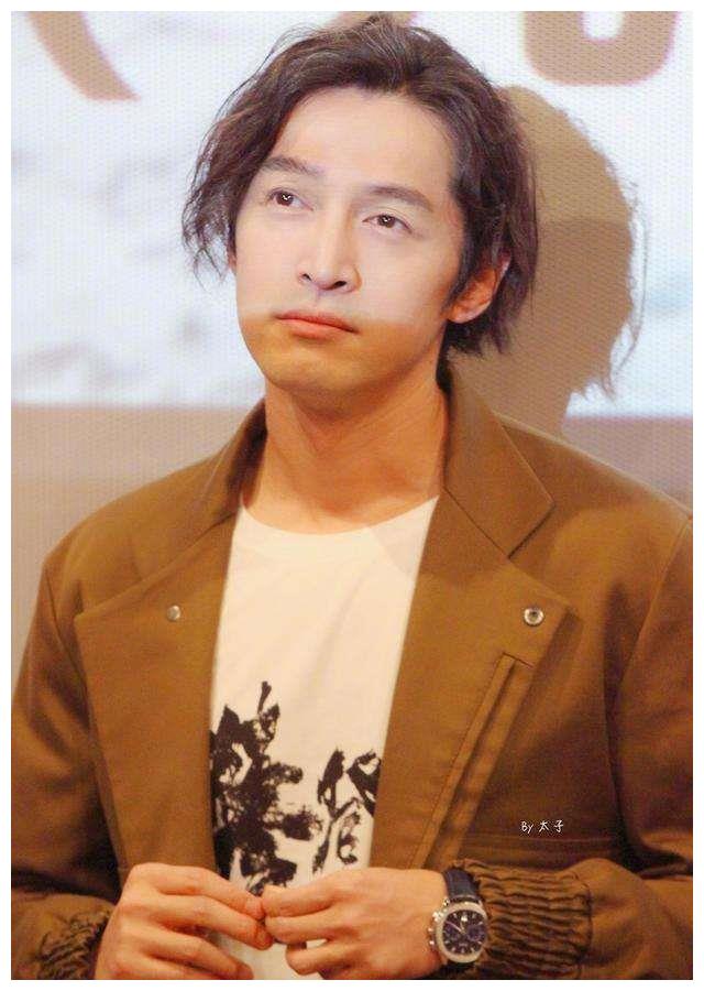 有种发型叫胡歌长发半年不洗头都没这效果颜值高就是任性