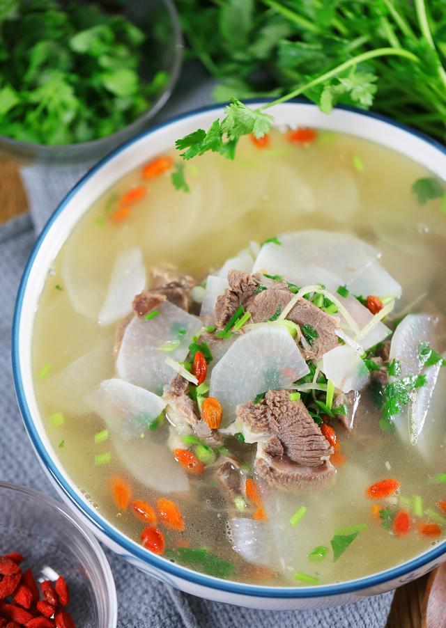 羊肉汤怎么炖好吃搭配白萝卜和枸杞汤清味美红白相间