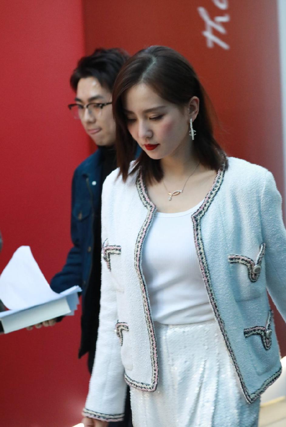 路人街拍的刘诗诗真美艳!无滤镜气色超好,这才是辣妈该有的气质