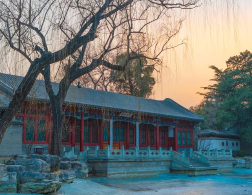 中国高等学府之一，已有100多年历史，还有着众多美景