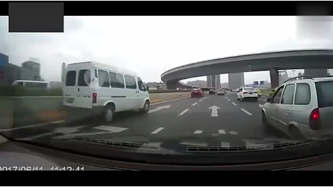 漂亮女子学会了横穿马路 一秒钟后背的化妆品洒落一地