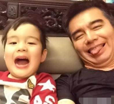 53岁许亚军四任老婆均是美女堪称生育机器小儿子阳光可爱
