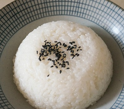 18,煮一锅米饭,煮好的米饭盛一碗撒上点熟芝麻