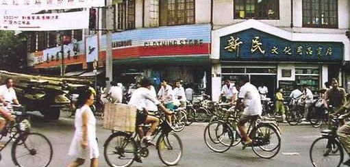 70年代上海老照片 图2做衣服全靠手工 图6 滚铁环 你玩过吗