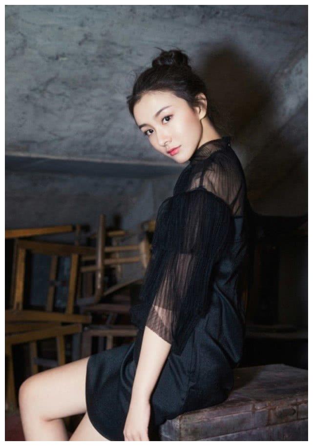 她在《爱情公寓2》总向着关谷,今28岁穿真丝裙,哪个男人不爱
