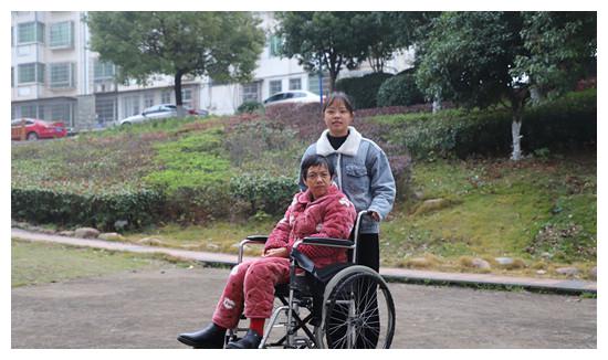 我在哪里妈妈就在哪里00后衡阳女孩带小儿麻痹症妈妈去上学