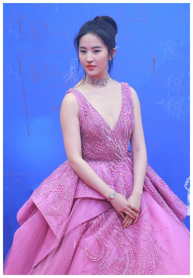 这些微胖界女明星们,都超级有女人味哦!