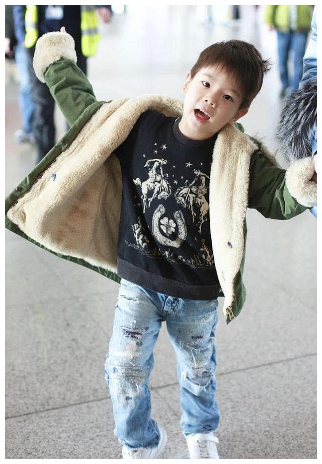 5岁杜宇麒近照,身高没控制住成这般,这模样看不出像谁多一点!