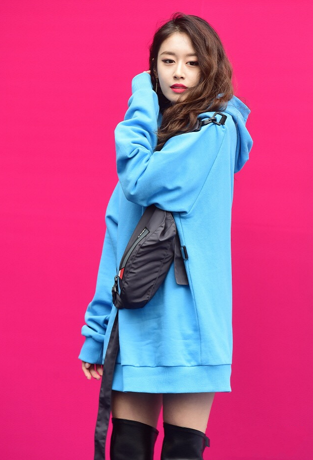 朴智妍颜值真绝了,锻炼范围款卫衣都能穿出高级范,搭双长靴又飒