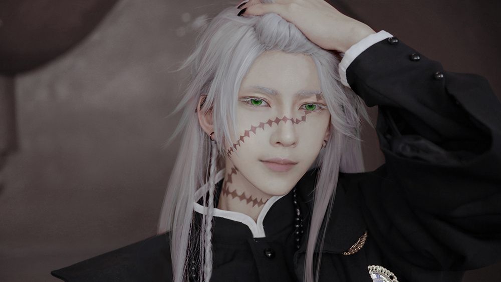 这是熊祁cos的《冰上的尤里》里的短发维克多,这张照片太让人心动了!