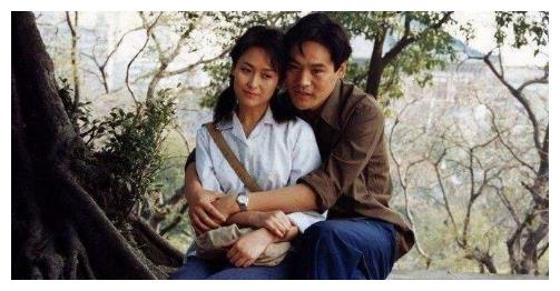 但是左翎的感情却一波三折,在18岁的时候她就认识了她第1任丈夫王建成