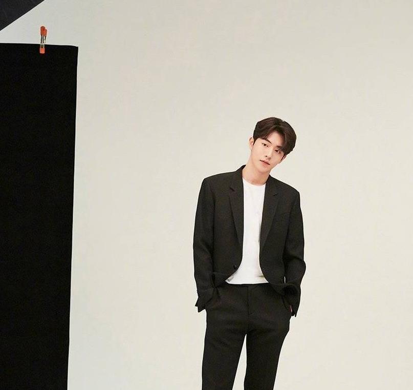 188cm南柱赫,搭配一套黑色造型,身材比例优越!