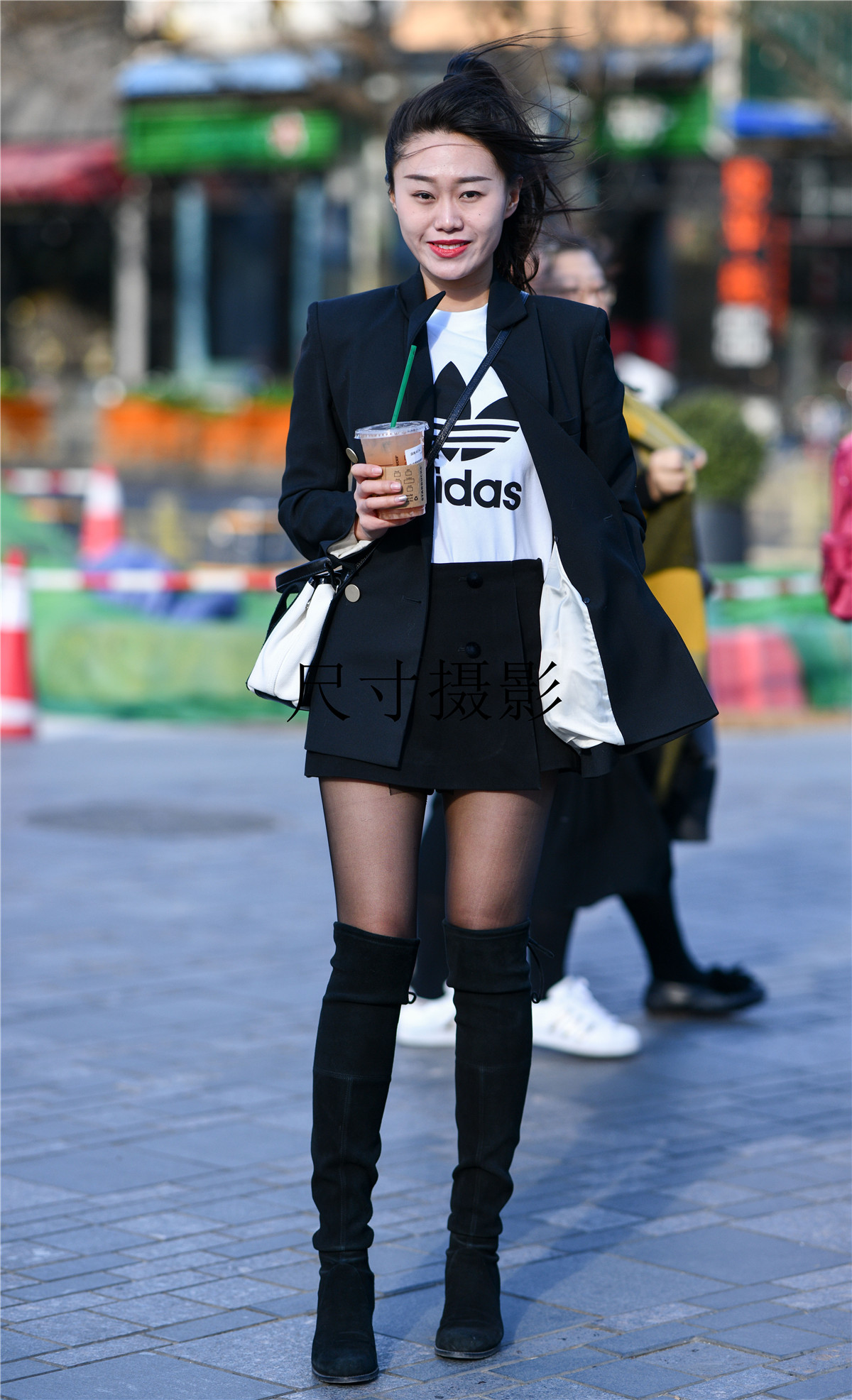 这个春天,穿黑色长丝袜的美女,轻松打造出你大长腿的效果