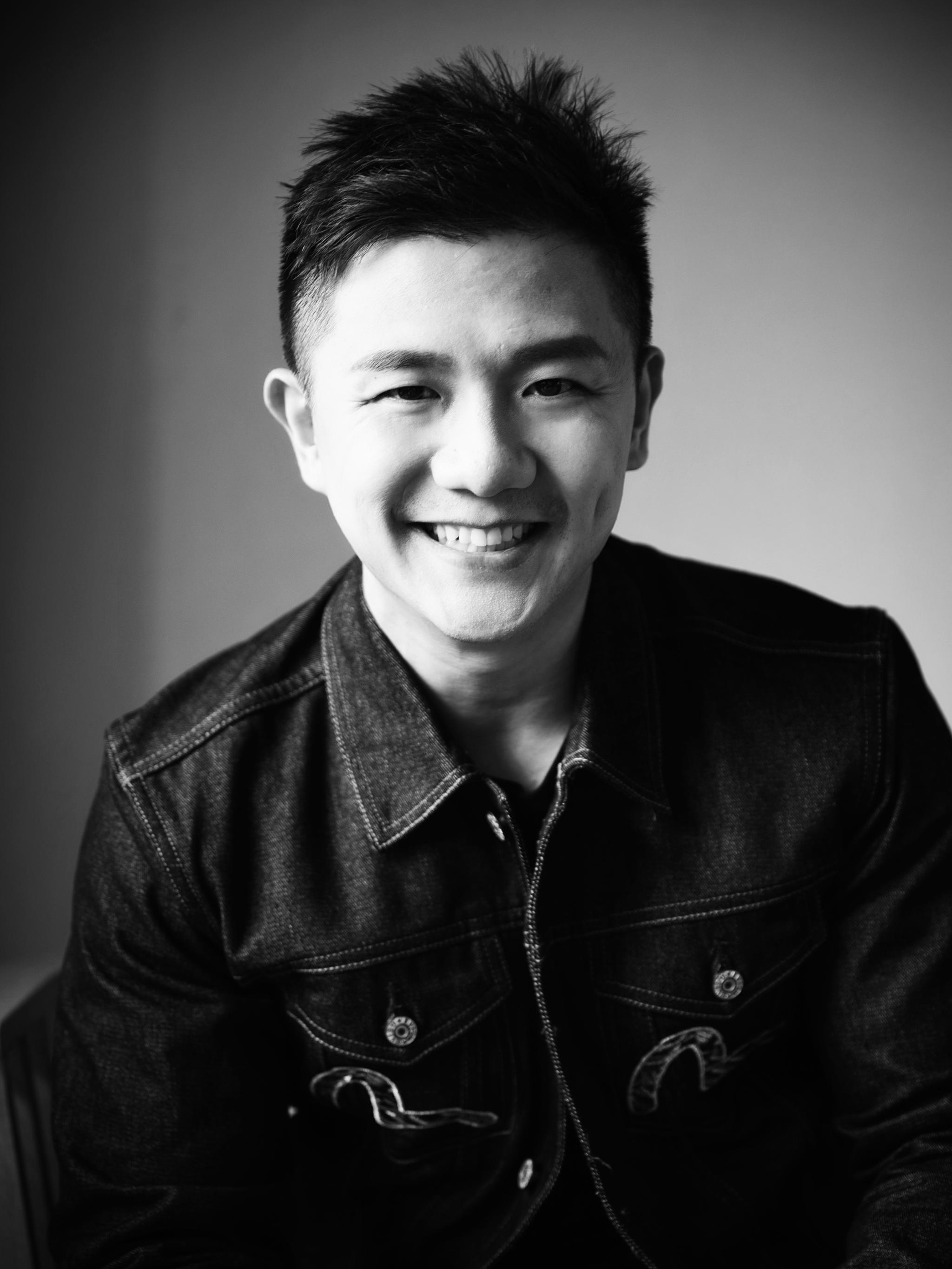 陈一冰晒照求带他打游戏 网友:你就是王者