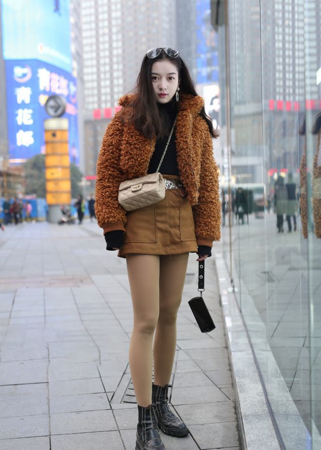 街拍:约上三四个好友一起逛街,是成都美女最常做的事