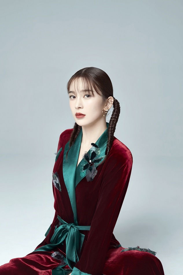 赵樱子生日写真冷艳动人 美腿微露小秀性感