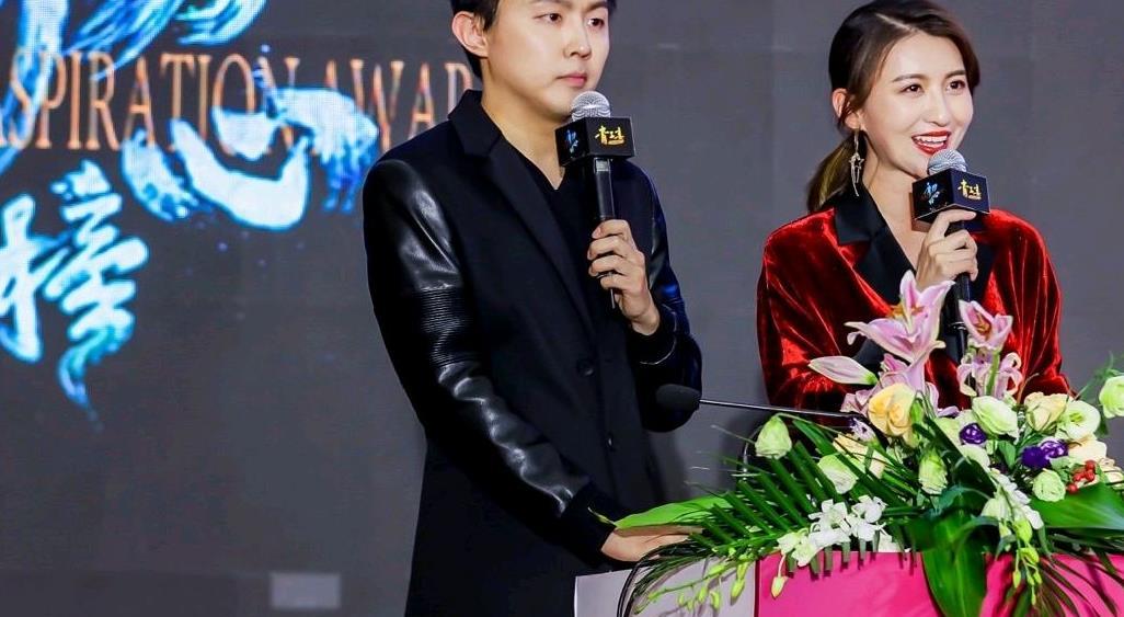 央视主持人大赛的优秀选手龚凡亮相颁奖典礼笑眼弯弯神似张子枫