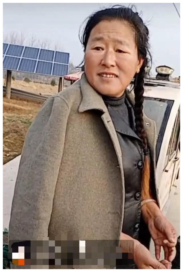 大衣嫂披灰色大衣素颜照,手上褶子多显老网友:与明星家属不符