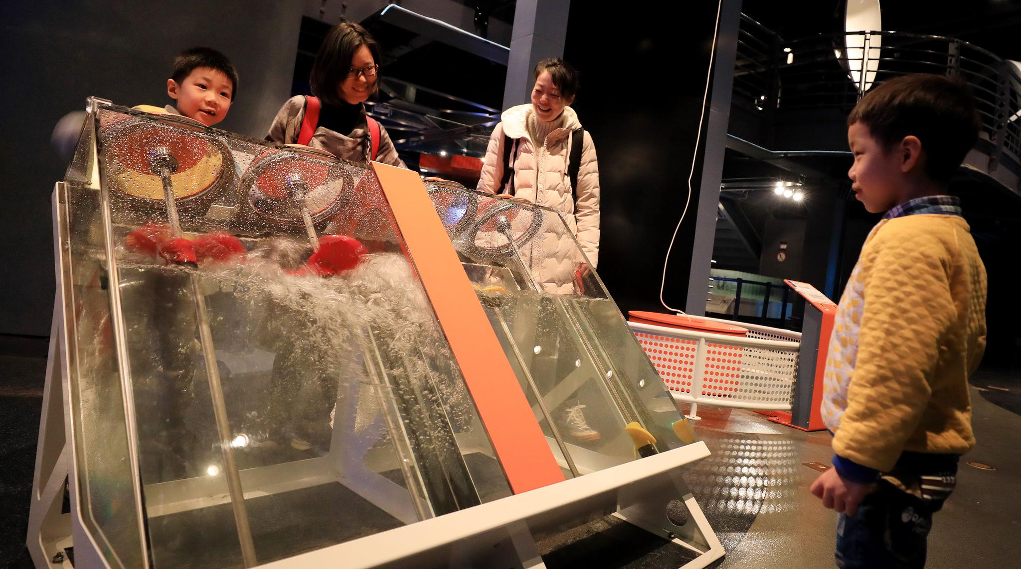 一批新展品陆续亮相上海科技馆,涉及物理学,数学等科学内容,互动探索