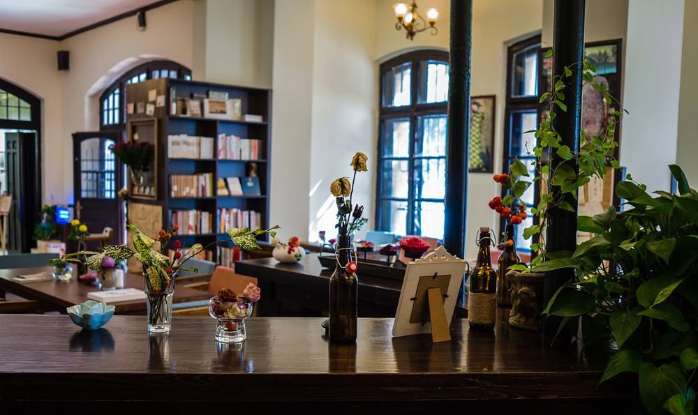 青岛良友书坊是中国十大特色书店之一,在这里你不仅可以读书!