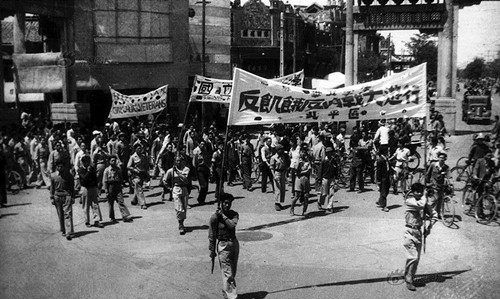 1947年美军强暴清华大学女生群众上街游行旧照标语非常解恨