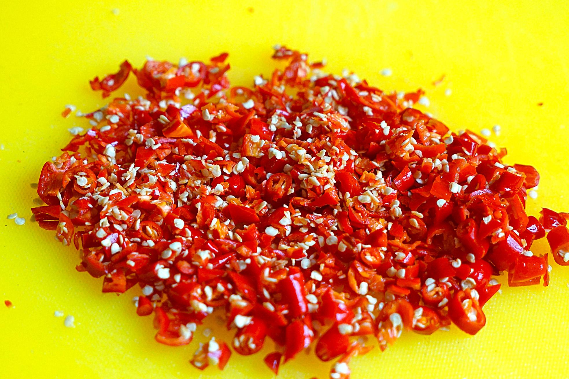 4,将小米辣剁碎碎的,再用同样方法将大蒜头也剁碎