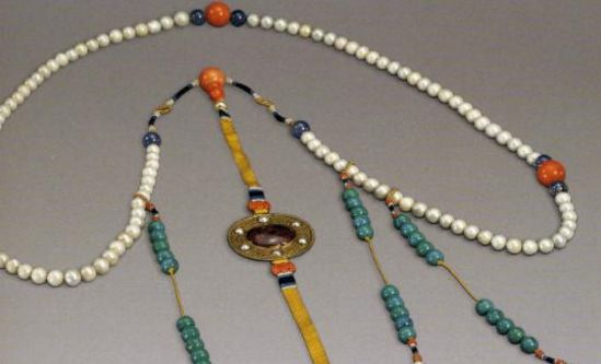 清代御用东珠朝珠,这是一种只用皇上,皇后在大典上才能佩戴的首饰,它