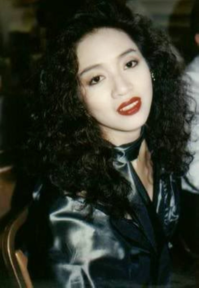 一代乐坛巨星梅艳芳,罕见生活老照片,只可惜一代佳人香消玉损了