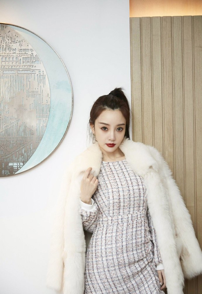 懒理被传与pgone美国约会李小璐穿皮草涂红唇为上新做宣传