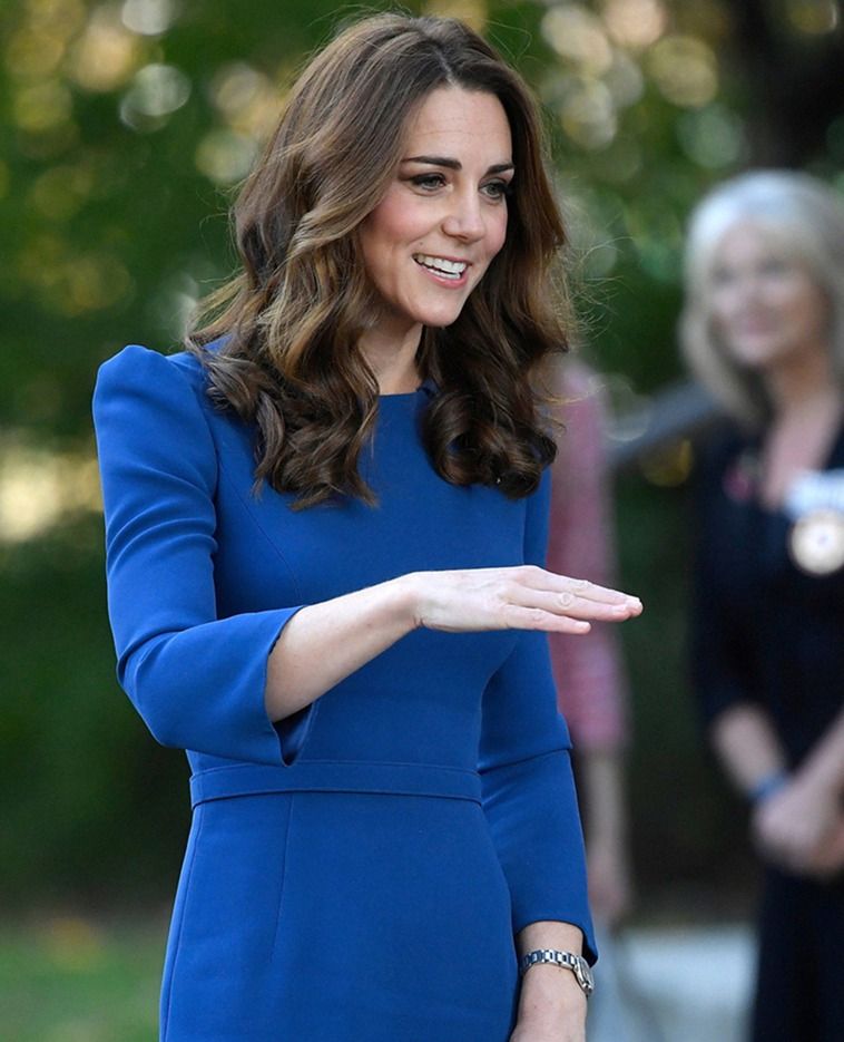 凯特王妃参观战争博物馆,蓝裙优雅端庄,抬头赏花仿佛置身仙境