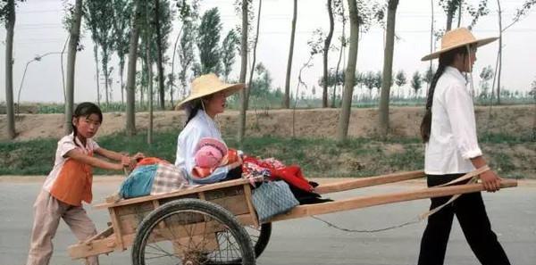 外国人拍摄的70年代中国老照片:想不到70年代的人们是这样子|年代|中国历史|老照片_新浪新闻